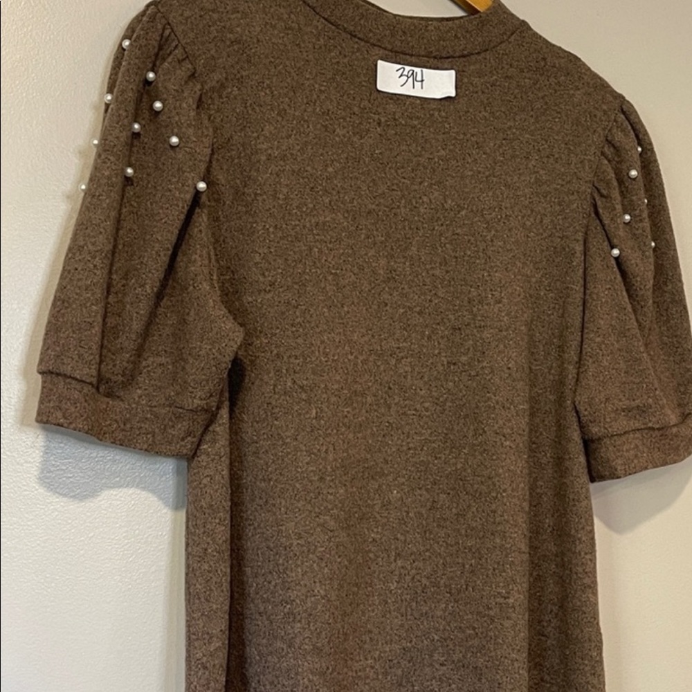 Alison and Andrew Pearl Shoulder sleeve Top